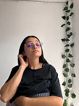 Coralinne   online show from May 8, 2026, 3:27 pm