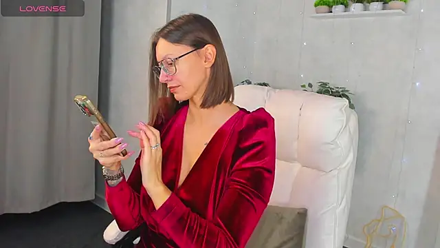 Snapshot of Elina_Gravess chatting on September 27, 2025, 12:50 am Elina Gravess online show from September 27, 2025, 12:50 am