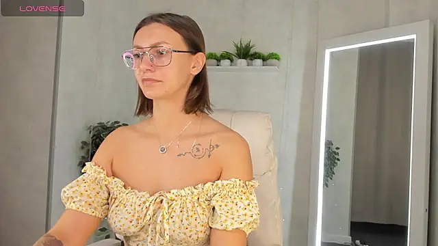 Snapshot of Elina_Gravess chatting on September 8, 2025, 11:59 pm Elina Gravess online show from September 8, 2025, 11:59 pm
