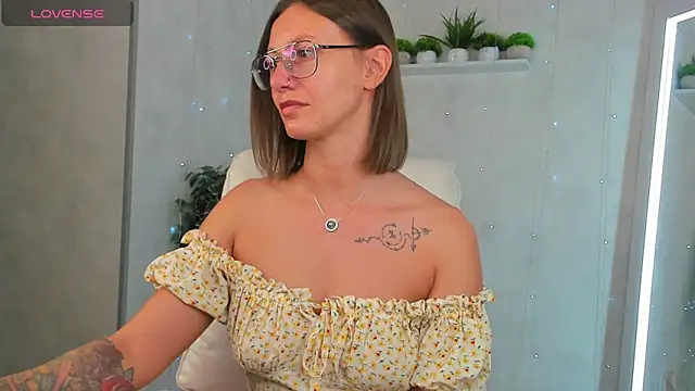 Snapshot of Elina_Gravess chatting on September 12, 2025, 12:11 am Elina Gravess online show from September 12, 2025, 12:11 am
