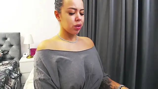 Casiana  online show from November 20, 2025, 7:25 pm