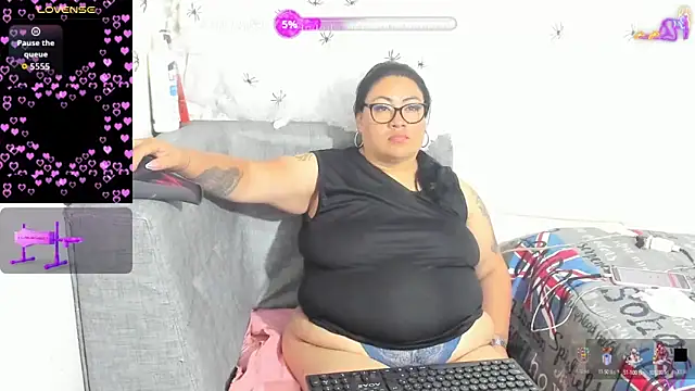 Snapshot of Clunita chatting on November 1, 2025, 8:52 am Clunita online show from November 1, 2025, 8:52 am