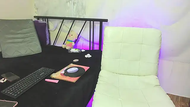 Snapshot of Clunita chatting on December 15, 2025, 2:12 pm Clunita online show from December 15, 2025, 2:12 pm