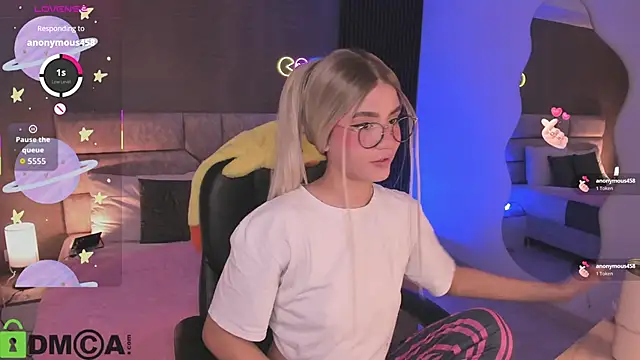 Arinextdoor online show from November 22, 2025, 3:38 am