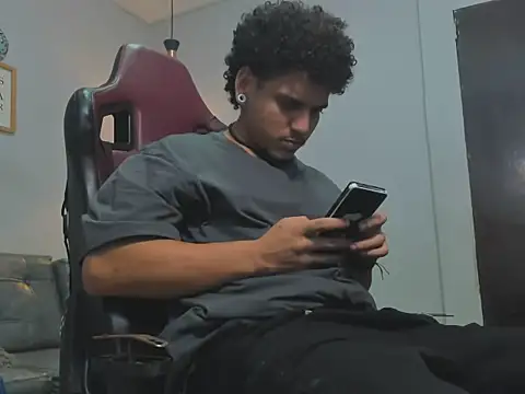 Snapshot of Xfire_boy69 chatting on February 4, 2026, 1:44 am Xfire boy69 online show from February 4, 2026, 1:44 am