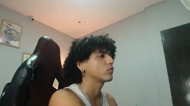 Snapshot of Xfire_boy69 chatting on October 27, 2025, 4:19 pm Xfire boy69 online show from October 27, 2025, 4:19 pm