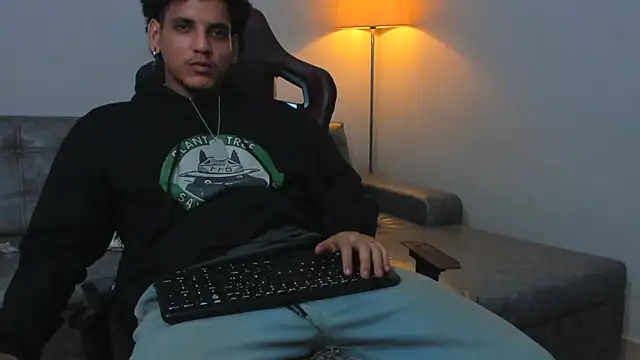 Snapshot of Xfire_boy69 chatting on December 16, 2025, 2:16 am Xfire boy69 online show from December 16, 2025, 2:16 am