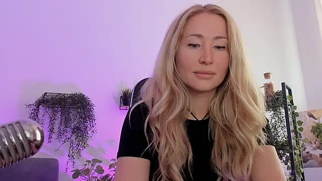 AstraMonroe online show from April 9, 2026, 4:58 am