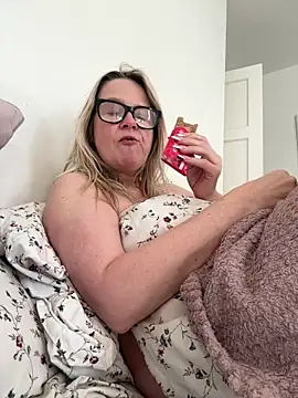 SuzieSub online show from April 1, 2026, 8:15 am