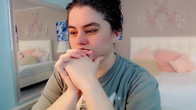 maddissonivanova online show from April 13, 2026, 7:07 pm