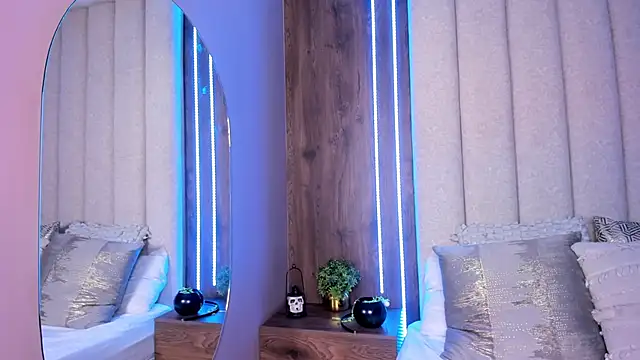 LucySalvatore  online show from November 1, 2025, 11:42 pm