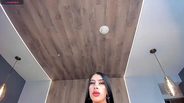 LeahLombardi  online show from November 27, 2025, 6:25 am