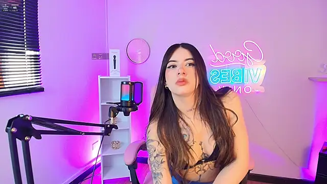 Alice Vixen online show from November 10, 2025, 12:32 pm