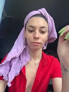Amelie Crosby online show from May 29, 2026, 11:49 am