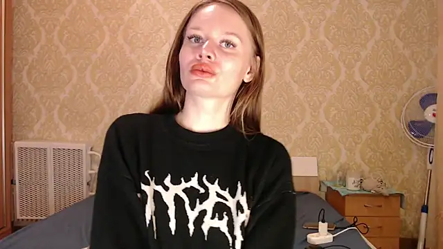 Snapshot of Kitkaat00 chatting on April 14, 2026, 10:42 am Kitkaat00 online show from April 14, 2026, 10:42 am