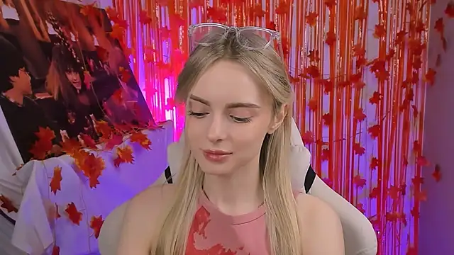 Snapshot of JuliaBrewwer chatting on November 21, 2025, 11:42 am JuliaBrewwer online show from November 21, 2025, 11:42 am