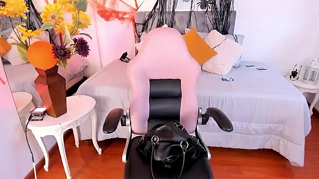 Lucie Harper online show from October 16, 2025, 9:01 pm