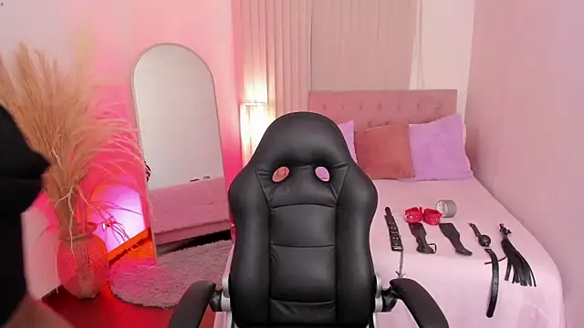 Lucie Harper online show from October 15, 2025, 8:06 pm