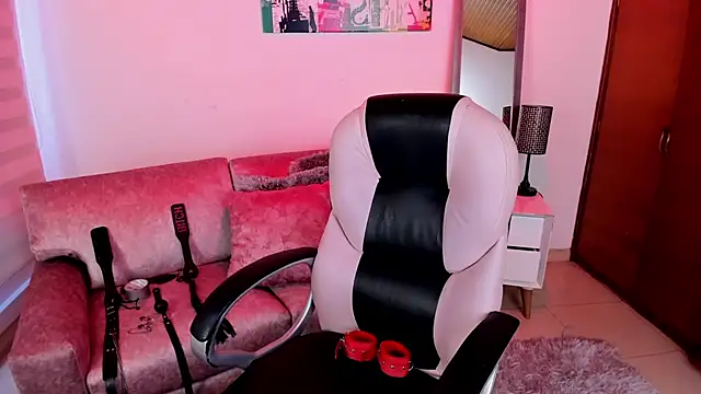 Lucie Harper online show from September 28, 2025, 7:54 pm