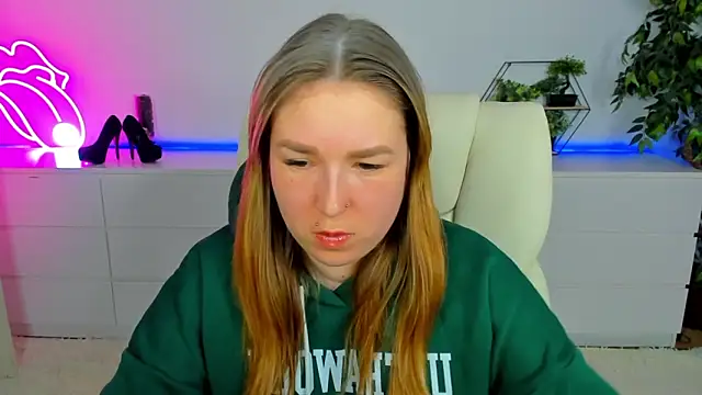 Snapshot of Sofii_darling chatting on February 19, 2026, 5:32 pm Sofii darling online show from February 19, 2026, 5:32 pm