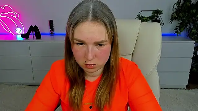 Snapshot of Sofii_darling chatting on February 23, 2026, 5:35 pm Sofii darling online show from February 23, 2026, 5:35 pm