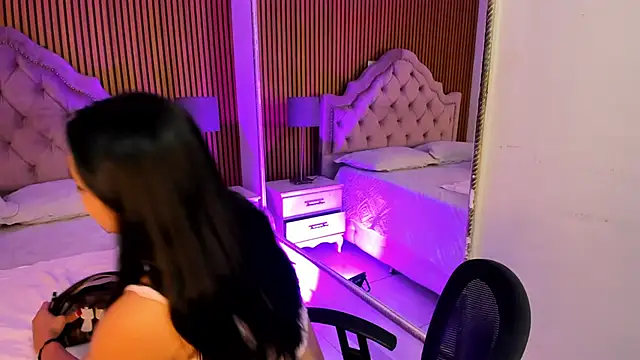 Starbutterflyy  online show from November 11, 2025, 4:07 am