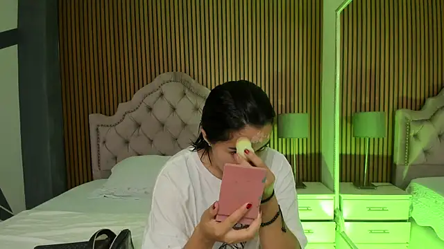 Starbutterflyy  online show from November 4, 2025, 4:05 am