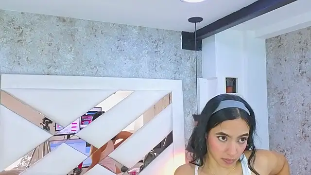 Saara evans  online show from September 17, 2025, 8:00 pm