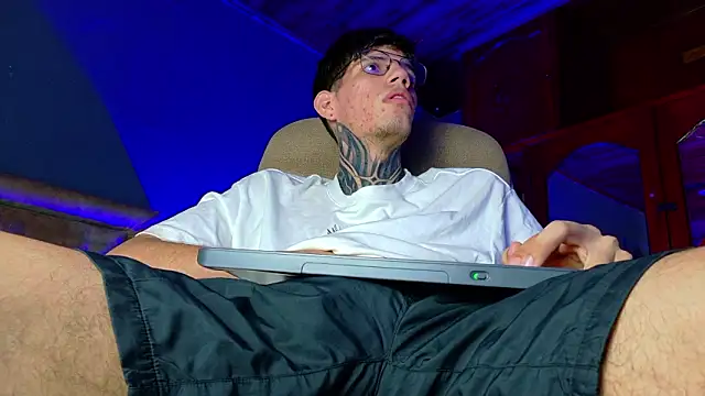 Snapshot of david_huge chatting on February 13, 2026, 1:38 am david huge online show from February 13, 2026, 1:38 am