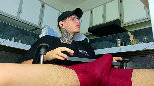 Snapshot of david_huge chatting on February 27, 2026, 5:18 am david huge online show from February 27, 2026, 5:18 am