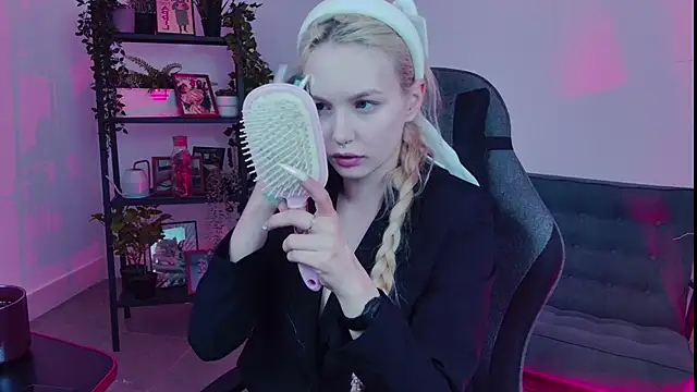 AvaDaviis online show from September 9, 2025, 7:29 am