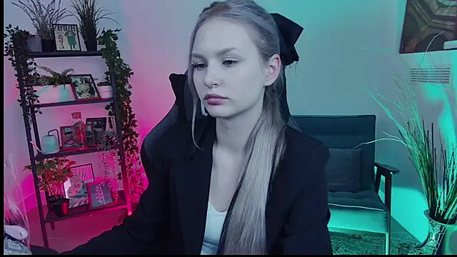 AvaDaviis online show from September 24, 2025, 10:55 am