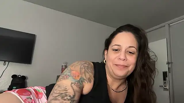 PrettyKittyMia online show from April 3, 2026, 12:06 am