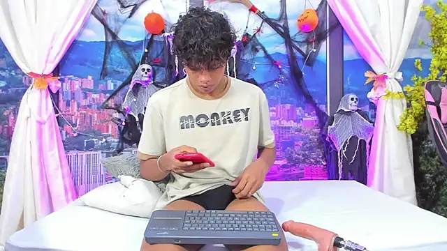 MilthonDelis online show from October 28, 2025, 4:57 am