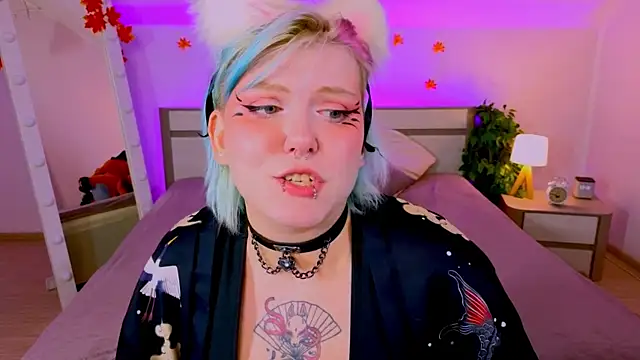 bluelunaray online show from October 10, 2025, 9:54 am