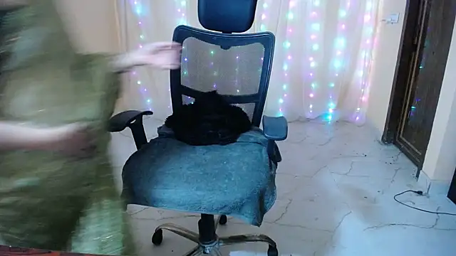 Snapshot of Divvya_ chatting on January 10, 2026, 6:03 pm Divvya online show from January 10, 2026, 6:03 pm