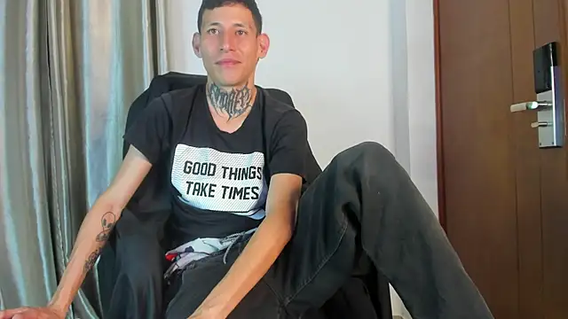Snapshot of Davide_444 chatting on September 17, 2025, 3:52 am Davide 444 online show from September 17, 2025, 3:52 am