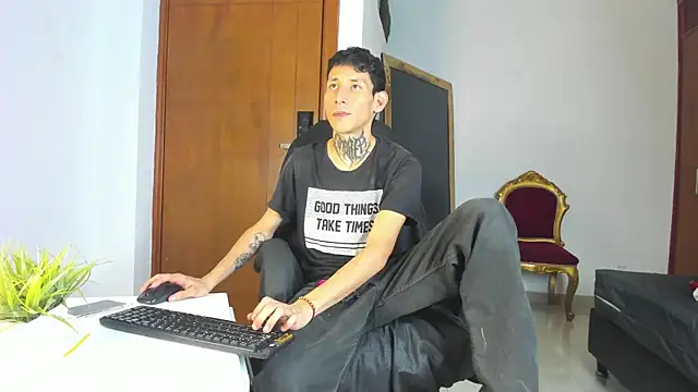 Snapshot of Davide_444 chatting on October 15, 2025, 4:22 am Davide 444 online show from October 15, 2025, 4:22 am