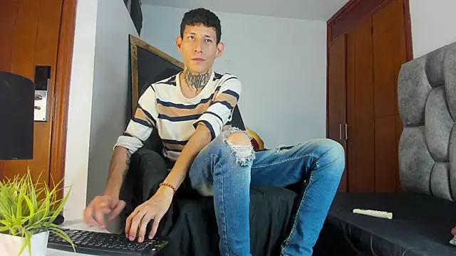 Snapshot of Davide_444 chatting on October 14, 2025, 1:39 am Davide 444 online show from October 14, 2025, 1:39 am