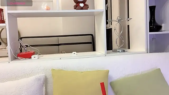 LunaDeVaal online show from April 23, 2026, 12:29 pm