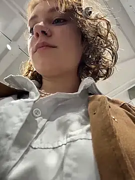 lucy-joy online show from September 23, 2025, 10:33 am