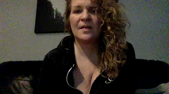 Snapshot of less-is-moore chatting on February 1, 2026, 12:25 pm less-is-moore online show from February 1, 2026, 12:25 pm