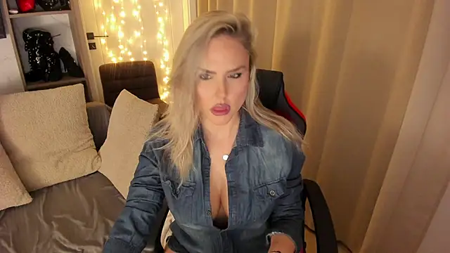 Snapshot of BonerBarbie chatting on March 13, 2026, 5:18 pm BonerBarbie online show from March 13, 2026, 5:18 pm