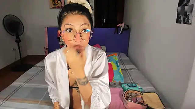 Snapshot of Anais_lux chatting on May 8, 2026, 12:03 am Anais lux online show from May 8, 2026, 12:03 am