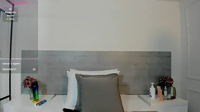 sunnyWhitee online show from November 17, 2025, 7:18 pm