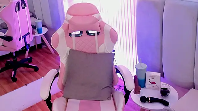 Skyyle  online show from February 13, 2026, 1:33 pm