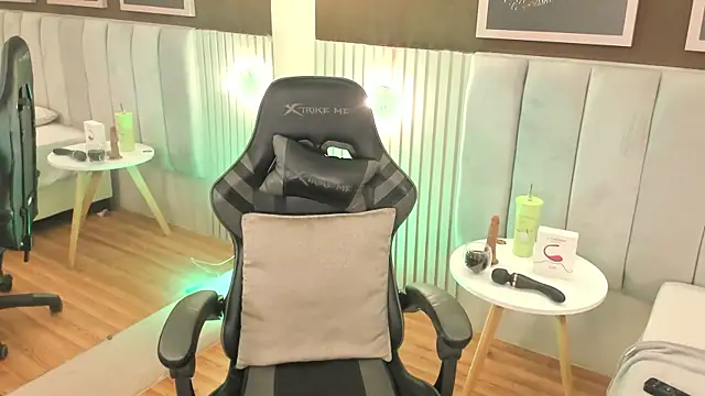 Skyyle  online show from April 14, 2026, 1:05 pm