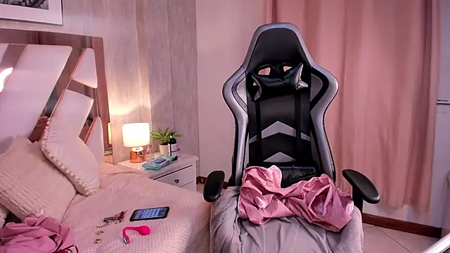 Clhoe Johnson online show from October 2, 2025, 2:37 am