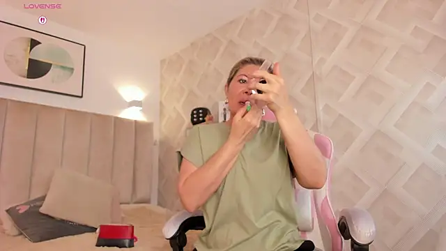 Snapshot of Clhoe_Johnson chatting on April 11, 2026, 12:31 pm Clhoe Johnson online show from April 11, 2026, 12:31 pm