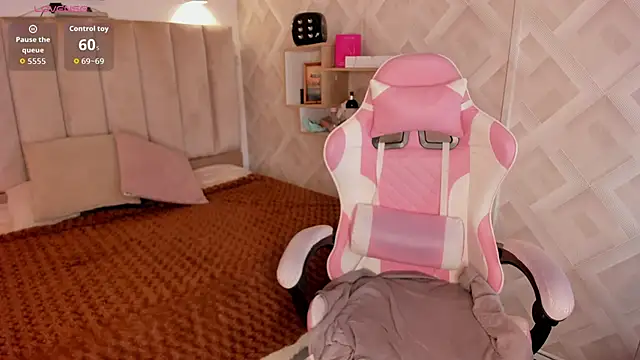 Clhoe Johnson online show from February 25, 2026, 12:49 pm